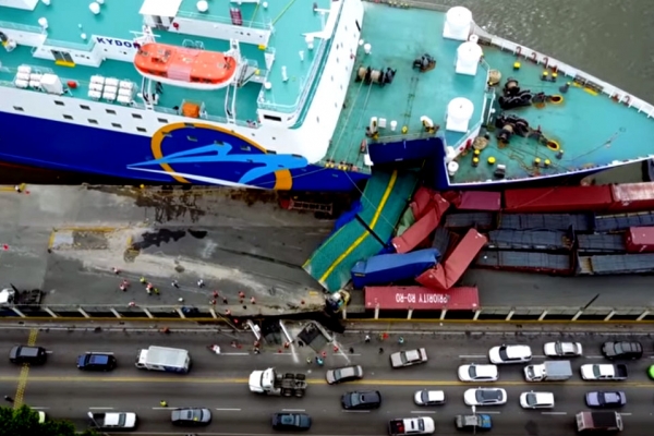 Santo Domingo: Prom uderzył w nabrzeże [VIDEO]