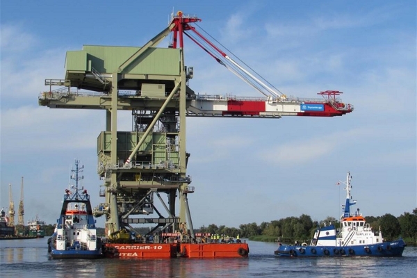 Szczecin: Załadunek 56-metrowej suwnicy na ciężarowiec Fairmaster