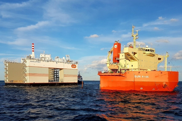 Pływający dok do budowy osiedla w Monako opuścił gdyńską stocznię [VIDEO]