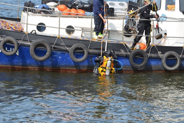 Na dnie Martwej Wisły trwają poszukiwania pozostałości okrętu wojennego [VIDEO]