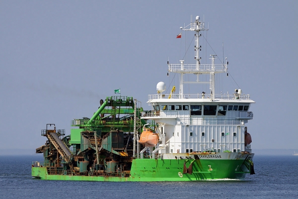 Pogłębiarka z niewybuchami w urobku