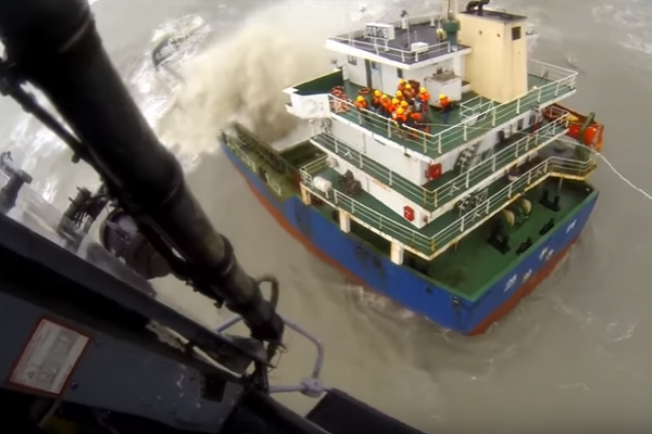 Ewakuowano załogę tonącego statku [VIDEO]