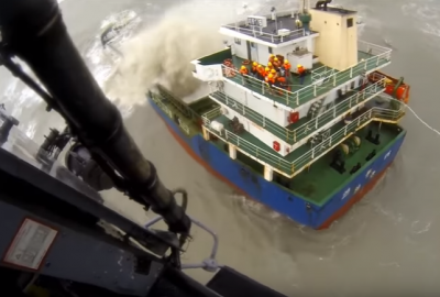 Ewakuowano załogę tonącego statku [VIDEO]