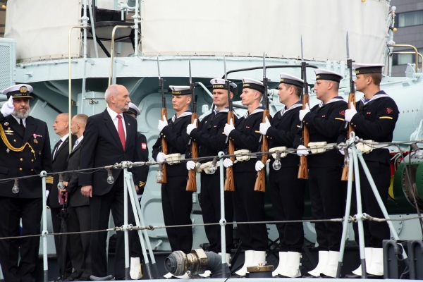 Macierewicz: Marynarka będzie musiała przybrać nowy kształt