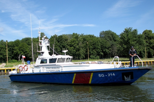 Nocne manewry nieoświetlonym pontonem