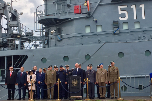 Minister obrony narodowej Antoni Macierewicz powitał marynarzy