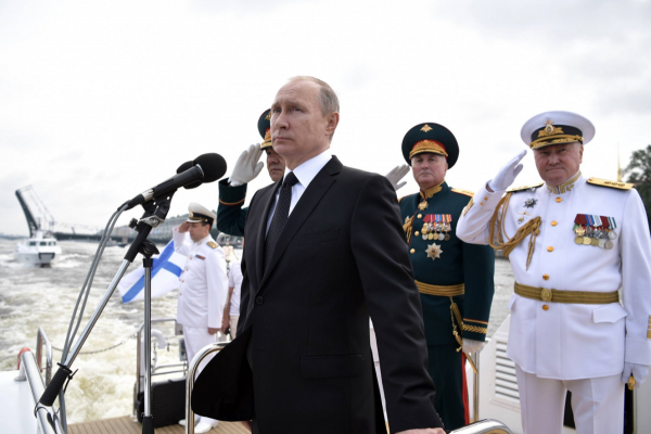 Putin przyjął w Petersburgu defiladę marynarki wojennej