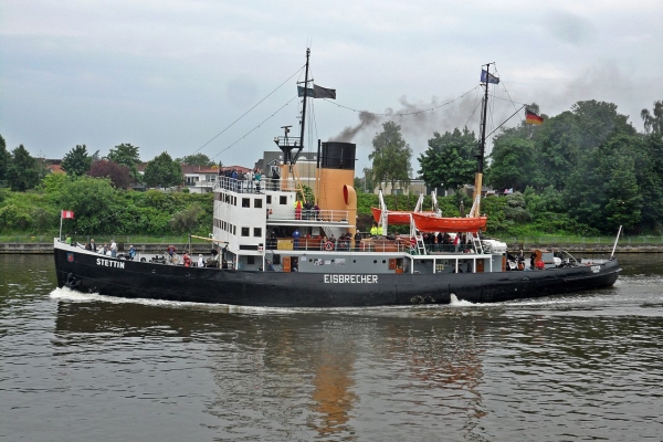 Niegroźne zderzenie historycznego lodołamacza [VIDEO]