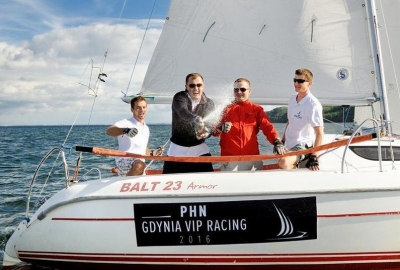Na zdjęciu zwycięzcy I Edycji PHN Gdynia VIP Racing 2016 (Fot. materiały organizatora / źródło: Gdynia.pl) Liderzy polskiej gospodarki żeglują dla gdyńskiego hospicjum