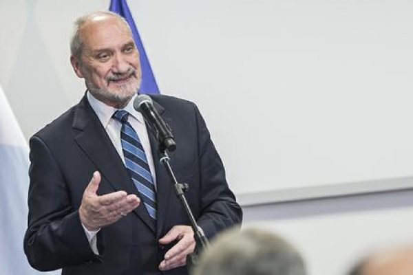 Macierewicz o Centrum Usług Biznesowych PGZ: decyzja o kluczowym znaczeniu