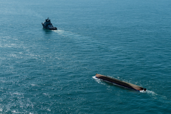 Statek towarowy przewrócił się w Kanale La Manche [ZDJĘCIA, VIDEO]