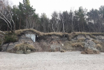 Dziwnówek: Sztormy odsłoniły zimnowojenne bunkry na bałtyckiej plaży...