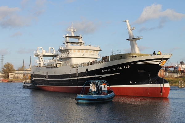 W Naucie zwodowano częściowo wyposażony statek rybacki 