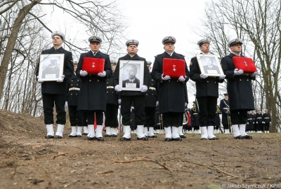 W Gdyni odbył się pogrzeb oficerów MW straconych przez komunistyczne wła...