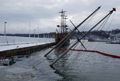 Gdynia: od tygodnia trwa podnoszenie jachtu, który zatonął w marinie