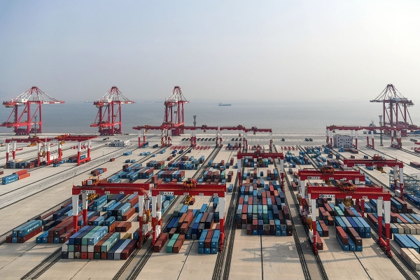 Największy zautomatyzowany i zdalnie sterowany terminal kontenerowy rozpoczyna pracę [V...