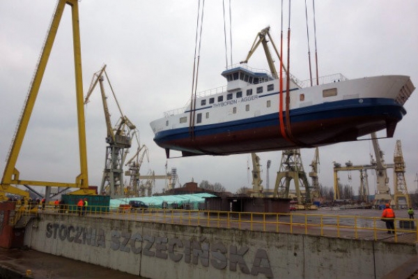 Wodowanie promu w Stoczni Szczecińskiej 