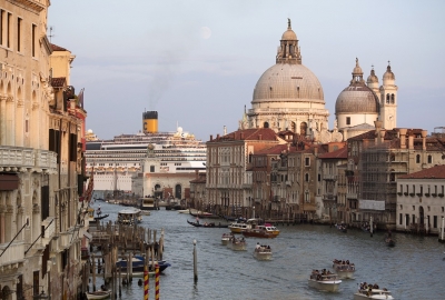 Włochy: Wielkie wycieczkowce nie będą wpływać do Wenecji