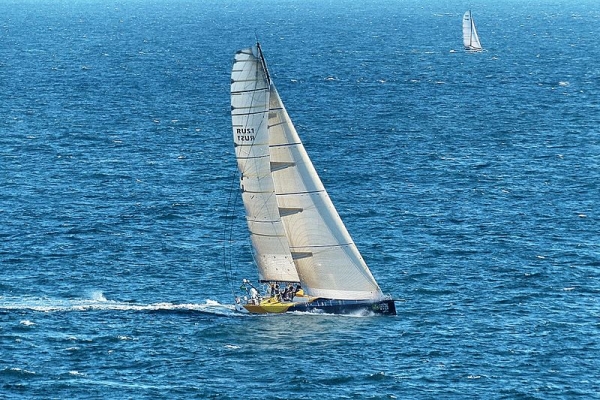 Mateusz Kusznierewicz za sterem Monster Project w St. Maarten Heineken Regatta