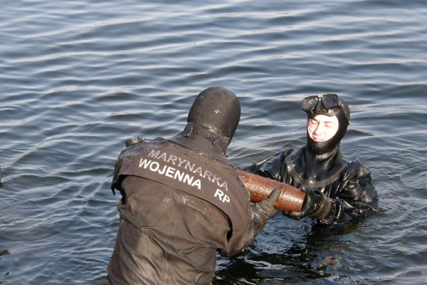 Kołobrzeg: Rozpoczęła się ewakuacja ludności z Podczela; saperzy wyciągać będą z Bałtyk...
