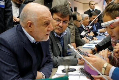 Irański minister ds. ropy Bidżan Namdar Zanganeh w rozmowie w dziennikarzami podczas obrad OPEC we Wiedniu. Fot.: Aboutenergy.com Iran: nie będzie porozumienia OPEC ws. limitu wydobycia ropy