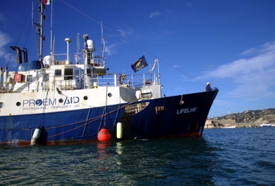 Kolejny statek NGO z migrantami nie wpłynie do włoskiego portu