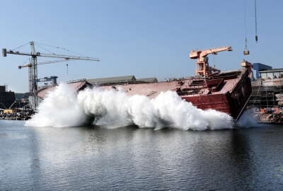 Wodowanie częściowo wyposażonego trawlera w stoczni Remontowa Shipbuildi...