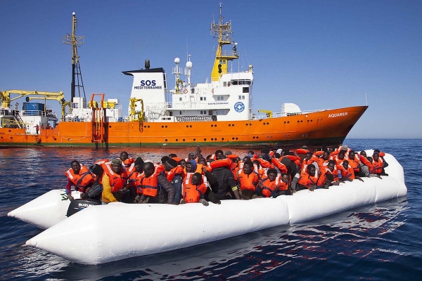 Hiszpania: Włoski okręt z migrantami z Aquariusa zawinął do Walencji