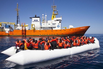 Hiszpania: Włoski okręt z migrantami z Aquariusa zawinął do Walencji