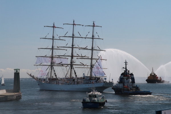 Dar Młodzieży wypłynął z Gdyni w Rejs Niepodległości 