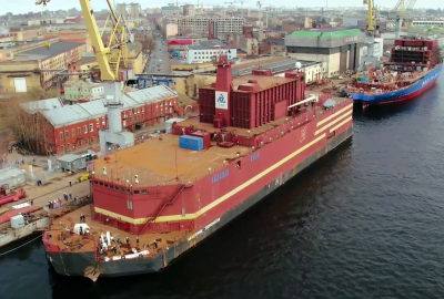 Rosyjska elektrownia jądrowa holowana przez Bałtyk - w asyście statku z ...