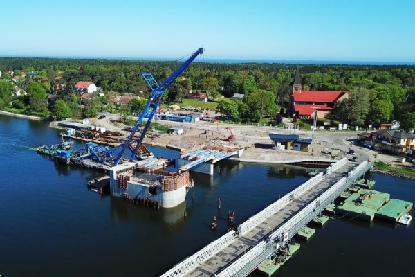 Na budowanym Moście w Sobieszewie trwa montaż stałych przęseł