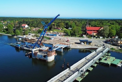 Na budowanym Moście w Sobieszewie trwa montaż stałych przęseł