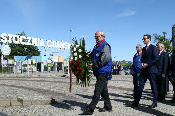 Premier złożył kwiaty przed Pomnikiem Poległych Stoczniowców