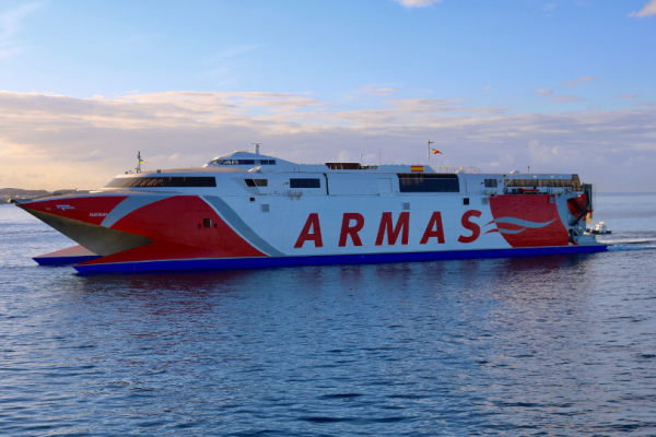 Kolizja szybkiego promu Naviera Armas z mniejszym statkiem