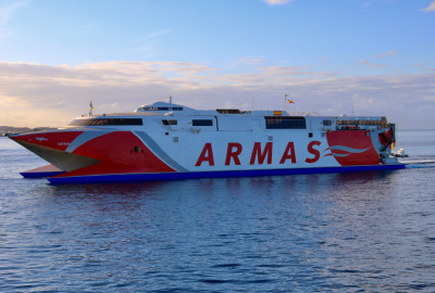 Kolizja szybkiego promu Naviera Armas z mniejszym statkiem