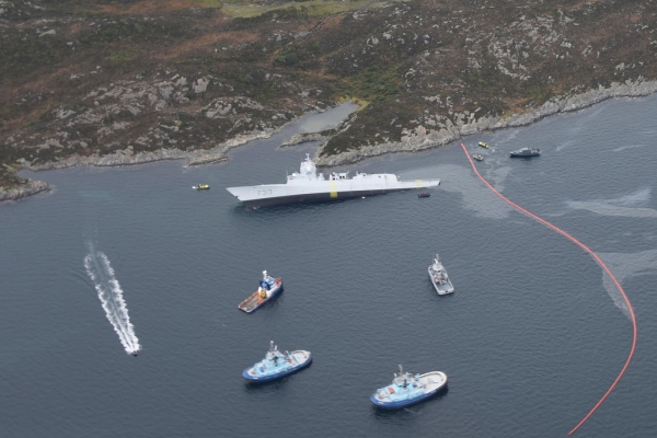 Termin odholowania uszkodzonej w kolizji fregaty na razie nieznany [ZDJĘCIA, VIDEO]