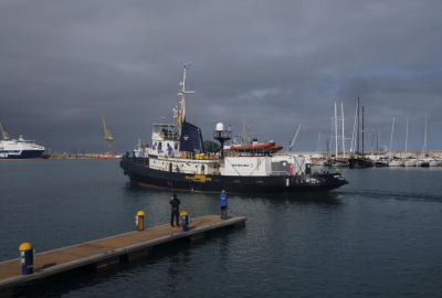 Statek z 49 migrantami czeka na zgodę, by wpłynąć do portu