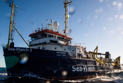 Statek NGO z migrantami płynie w stronę Lampedusy