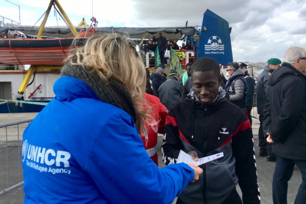 Włochy przyjmą jednego z 47 migrantów, którzy zeszli ze statku na Sycylii