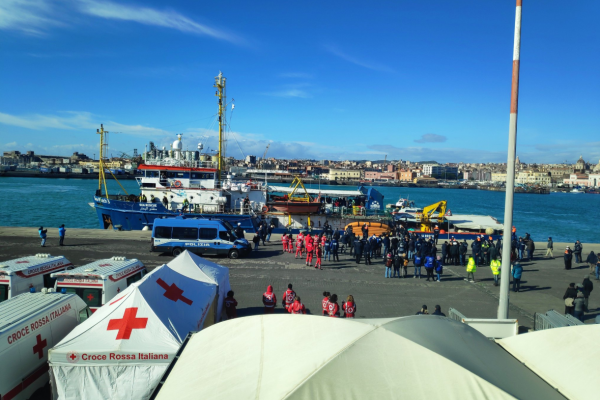 Po 13 dniach migranci zeszli ze statku organizacji pozarządowej