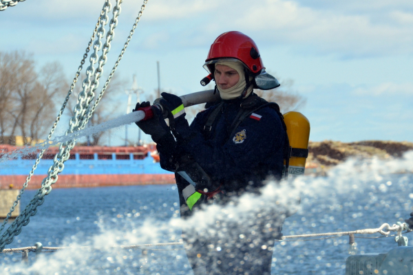 Ćwiczenia pożarowe na historycznym niszczycielu ORP Błyskawica