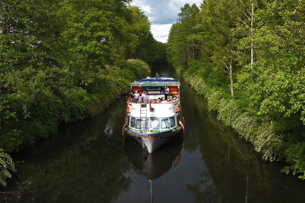 Podlaskie: Paradą statków rozpoczął się sezon żeglugowy w Augustowie