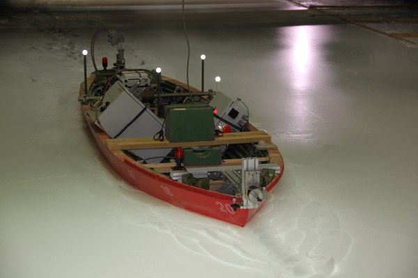 Kolejne próby nowych lodołamaczy na basenie lodowym w Hamburgu