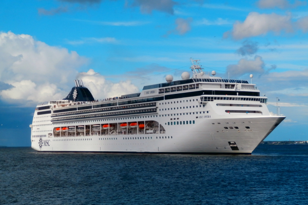 Wycieczkowiec uderzył w statek z turystami [VIDEO]