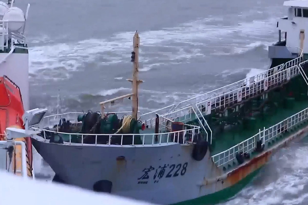 Kolizja patrolowca i statku przemytników na rzece Jangcy [VIDEO]