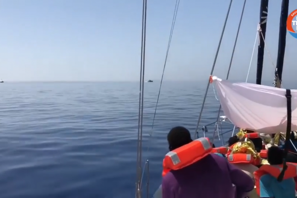 Włochy: Żaglowiec z migrantami zawinął na Lampedusę [AKTUALIZACJA]