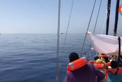 Włochy: Żaglowiec z migrantami zawinął na Lampedusę [AKTUALIZACJA]