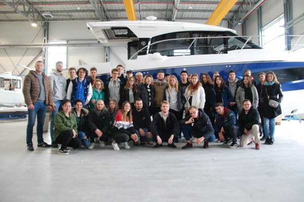 Studenci Wydziału Oceanotechniki i Okrętownictwa w polskich stoczniach jachtowych