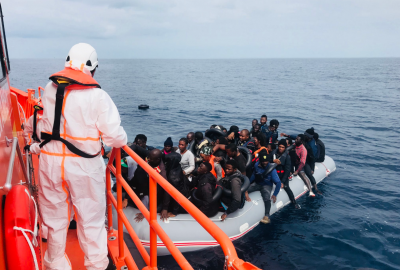 Blisko 300 migrantów uratowały służby w weekend na Morzu Śródziemnym...